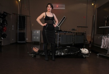 she wrapps the slave in black clingfilm