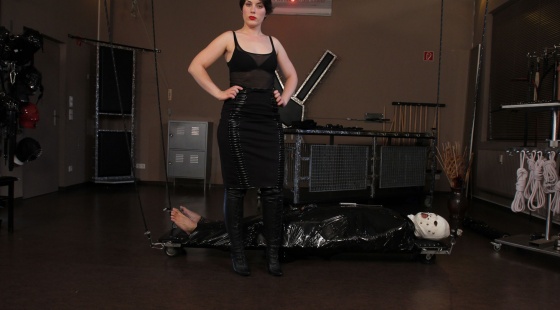 she wrapps the slave in black clingfilm